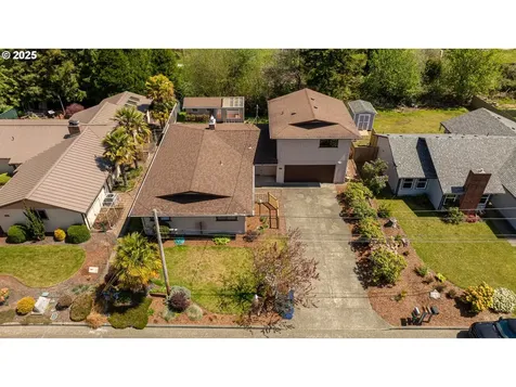 2527 Pine Street North Bend OR 97459