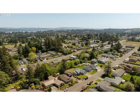 2527 Pine Street North Bend OR 97459
