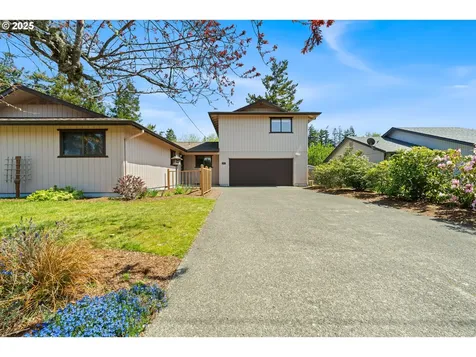 2527 Pine Street North Bend OR 97459