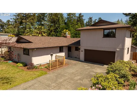 2527 Pine Street North Bend OR 97459