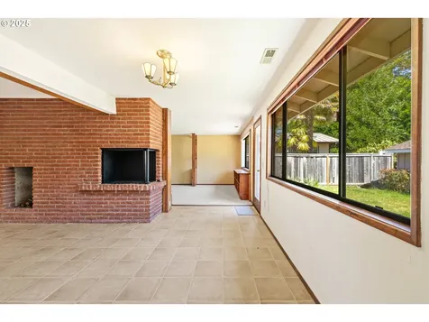 2527 Pine Street North Bend OR 97459