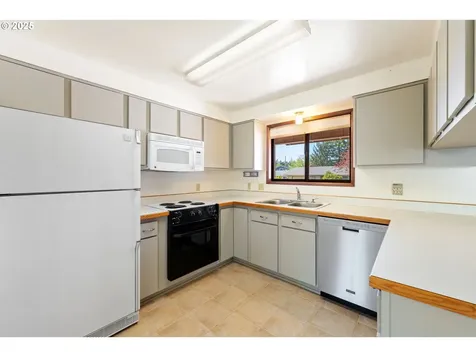 2527 Pine Street North Bend OR 97459