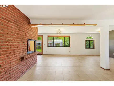 2527 Pine Street North Bend OR 97459