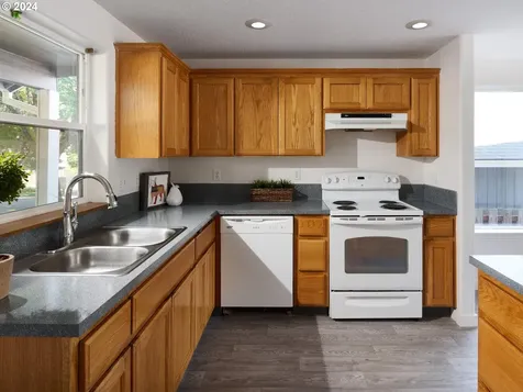 1223 E Sunset Drive Newberg OR 97132