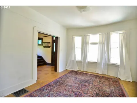 3957 N Colonial Avenue Portland OR 97227