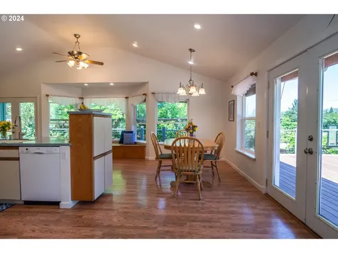 909 Nw Broadway Street Roseburg OR 97471