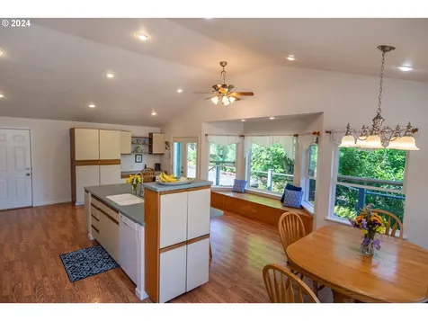 909 Nw Broadway Street Roseburg OR 97471