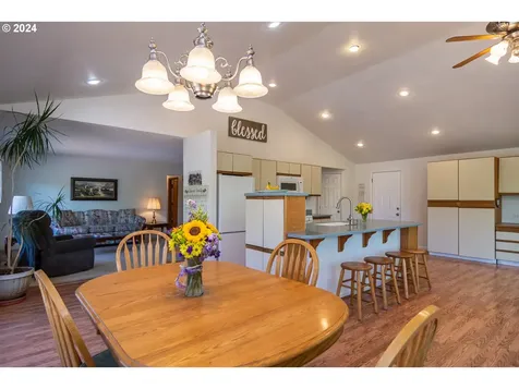 909 Nw Broadway Street Roseburg OR 97471