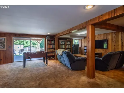 909 Nw Broadway Street Roseburg OR 97471