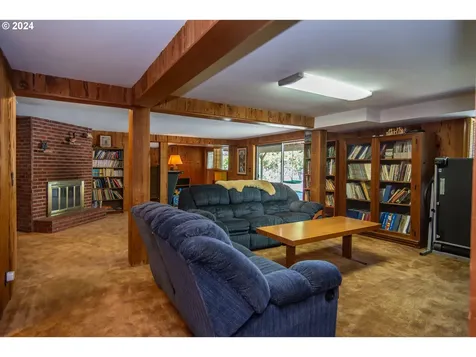909 Nw Broadway Street Roseburg OR 97471