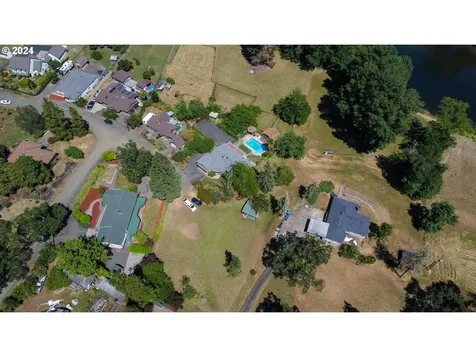 909 Nw Broadway Street Roseburg OR 97471