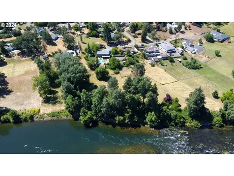 909 Nw Broadway Street Roseburg OR 97471