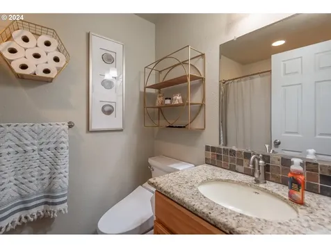 2766 Sw Reindeer Avenue Redmond OR 97756