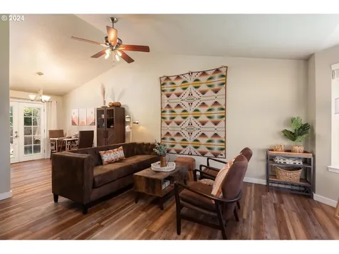 2766 Sw Reindeer Avenue Redmond OR 97756