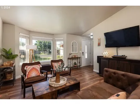 2766 Sw Reindeer Avenue Redmond OR 97756
