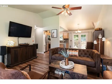 2766 Sw Reindeer Avenue Redmond OR 97756