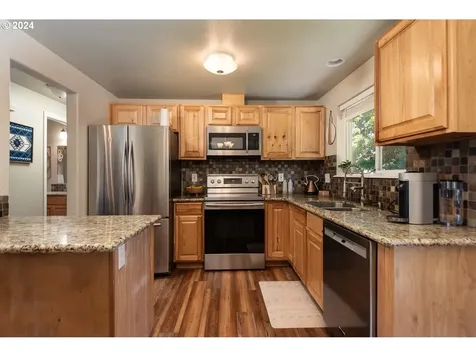 2766 Sw Reindeer Avenue Redmond OR 97756