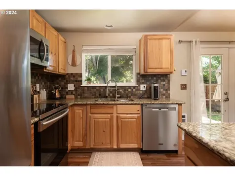 2766 Sw Reindeer Avenue Redmond OR 97756