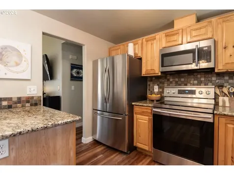 2766 Sw Reindeer Avenue Redmond OR 97756
