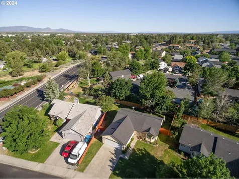2766 Sw Reindeer Avenue Redmond OR 97756