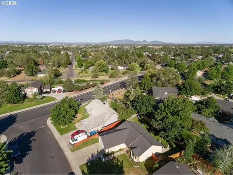 2766 Sw Reindeer Avenue Redmond OR 97756