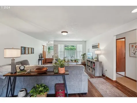 901 Barger Street Silverton OR 97381