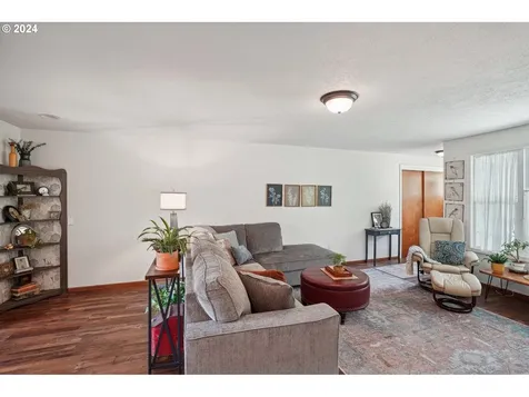 901 Barger Street Silverton OR 97381