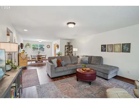 901 Barger Street Silverton OR 97381