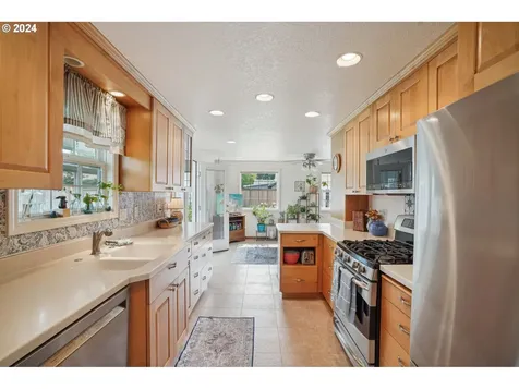 901 Barger Street Silverton OR 97381