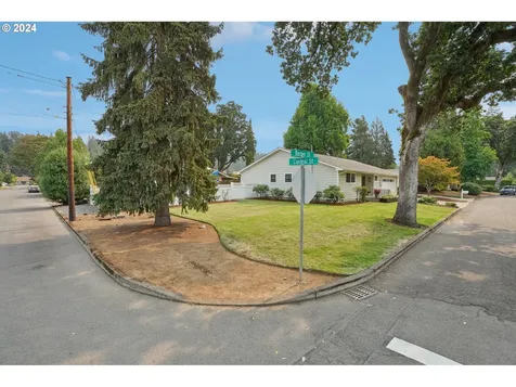 901 Barger Street Silverton OR 97381