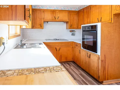 1977 Lomond Avenue Springfield OR 97477