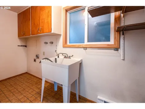 1977 Lomond Avenue Springfield OR 97477