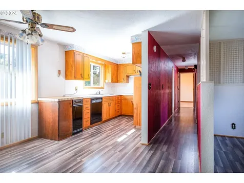1977 Lomond Avenue Springfield OR 97477