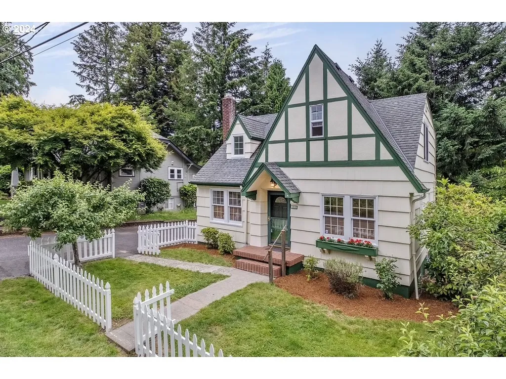 8109 Sw 40th Avenue Portland OR 97219
