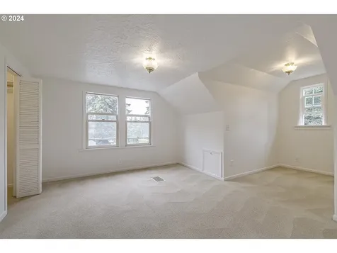 8109 Sw 40th Avenue Portland OR 97219