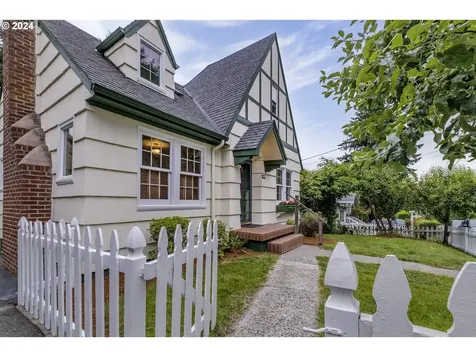 8109 Sw 40th Avenue Portland OR 97219