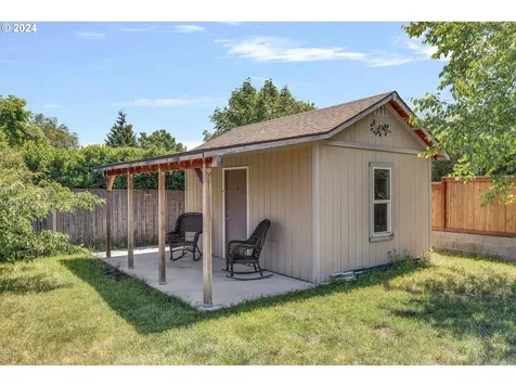 1735 22nd Street Hood River OR 97031