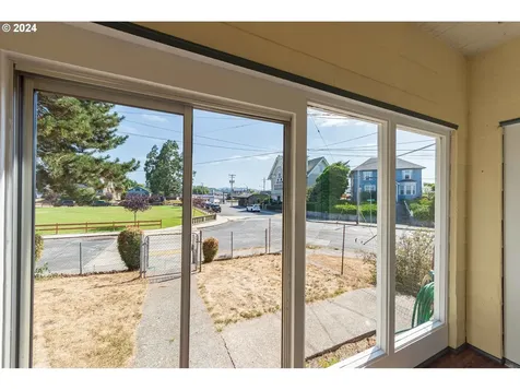 811 Florida Street North Bend OR 97459
