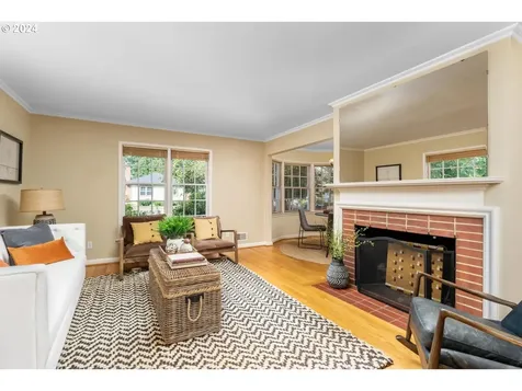 4909 Ne Halsey Street Portland OR 97213