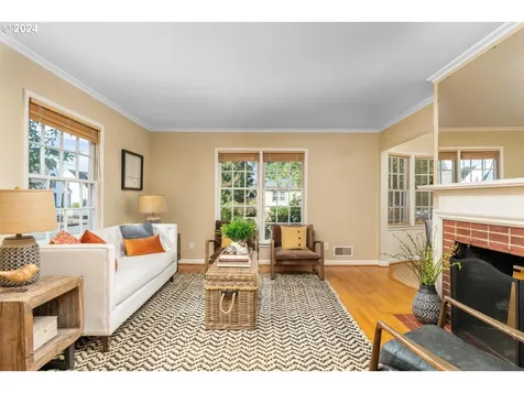 4909 Ne Halsey Street Portland OR 97213