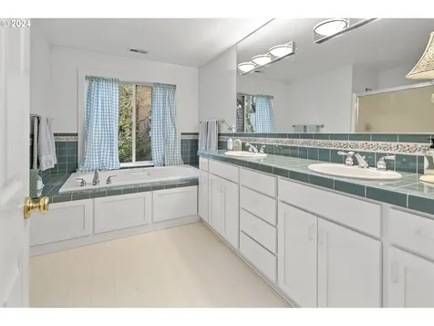 16855 Fernwood Drive Lake Oswego OR 97034