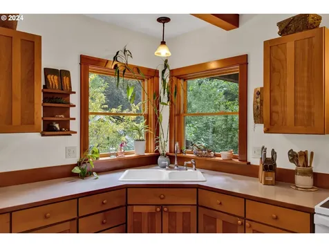 23296 Bird Haven Lane Cheshire OR 97419
