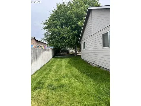 952 W Ridgeway Avenue Hermiston OR 97838