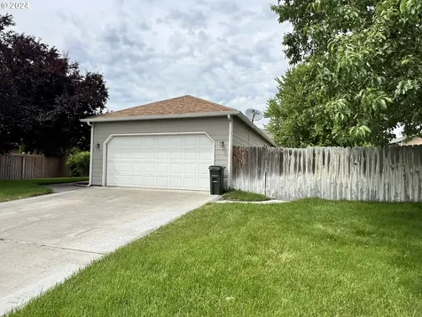 952 W Ridgeway Avenue Hermiston OR 97838