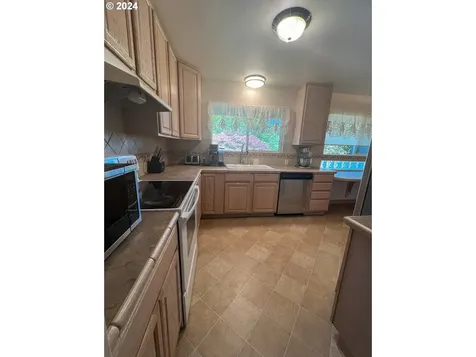 265 W Center Street Roseburg OR 97471