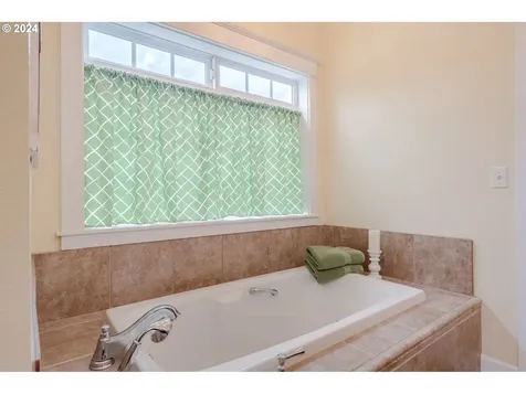 573 Nw Mount Bachelor Street Mcminnville OR 97128