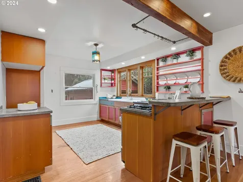 7428 SW 27th Avenue Portland OR 97219