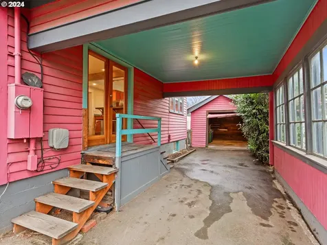 7428 SW 27th Avenue Portland OR 97219