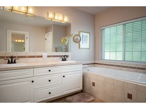 1276 Se Glacier Lane Gresham OR 97080