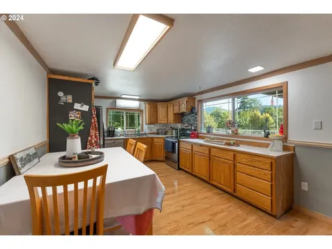 1589 Windy Creek Road Glendale OR 97442